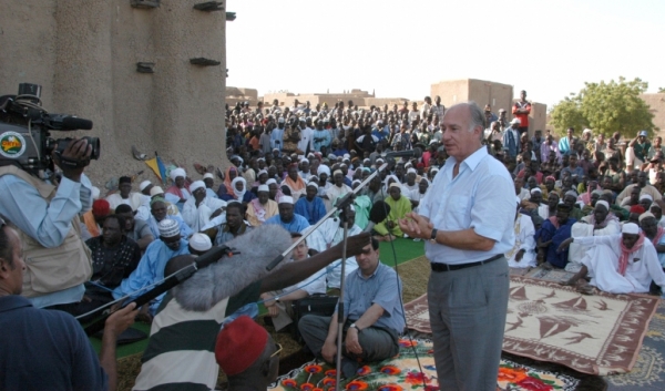 His Highness the Aga Khan addressing a crowd of over three thousand gathered at the Great Mosque of Djenne, Mali His Highness the Aga Khan addressing a crowd of over three thousand gathered at the Great Mosque of Djenne, Mali